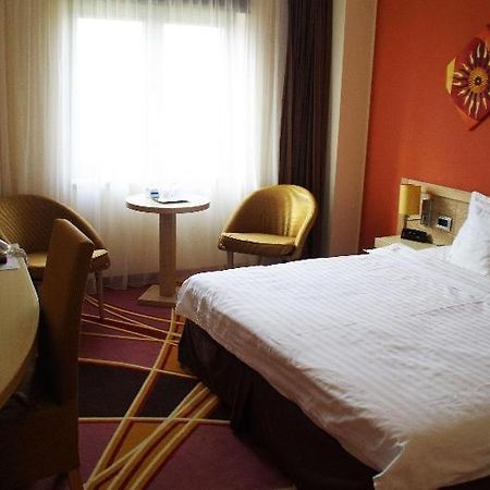 Mari Vila Hotel Boekarest Kamer foto