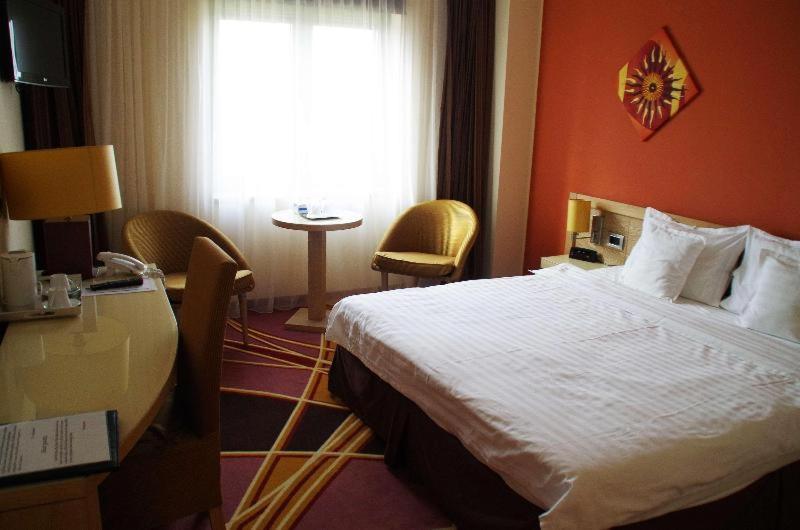 Mari Vila Hotel Boekarest Kamer foto